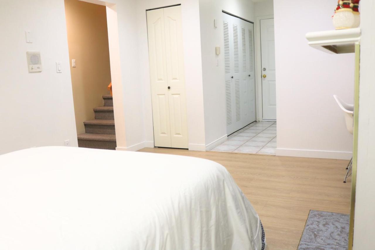 Pristine 3 Beds 2 Washroom Guest Suite Surrey Ngoại thất bức ảnh
