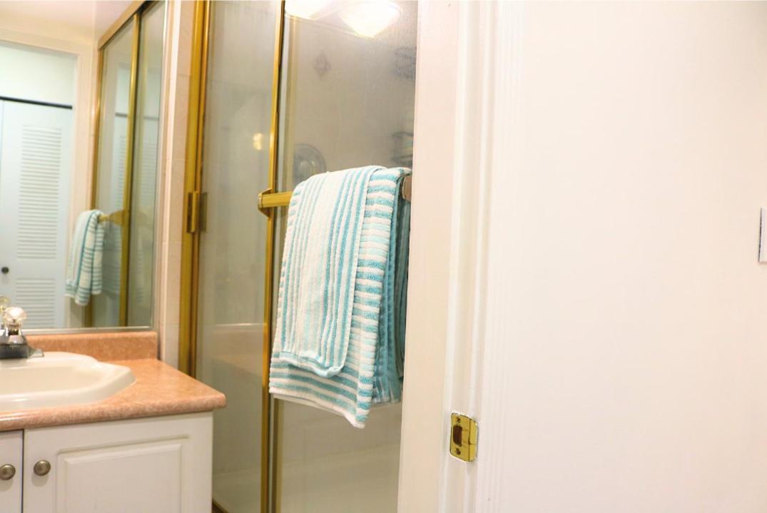 Pristine 3 Beds 2 Washroom Guest Suite Surrey Ngoại thất bức ảnh